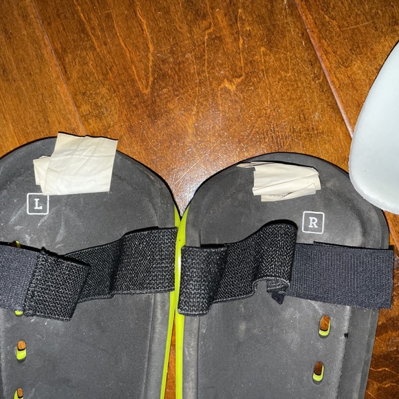 Umbro Boy’s XL Soccer Shin Guards - Picture 9 of 9